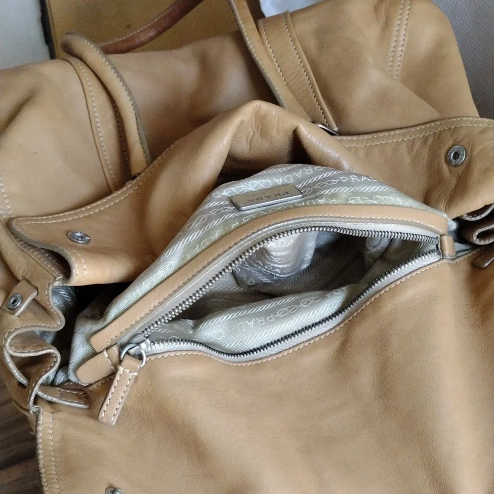 Prada Cuervo tan soft leather shoulder bag. - Picture 12 of 13